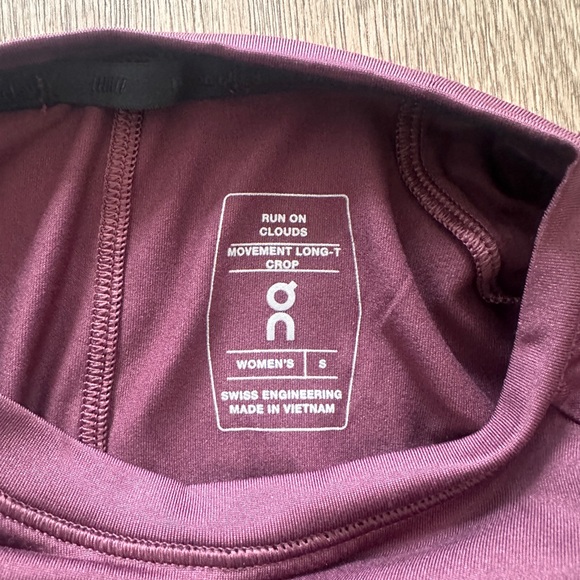 On Running Long Sleeve Crop Top Small - Picture 4 of 4